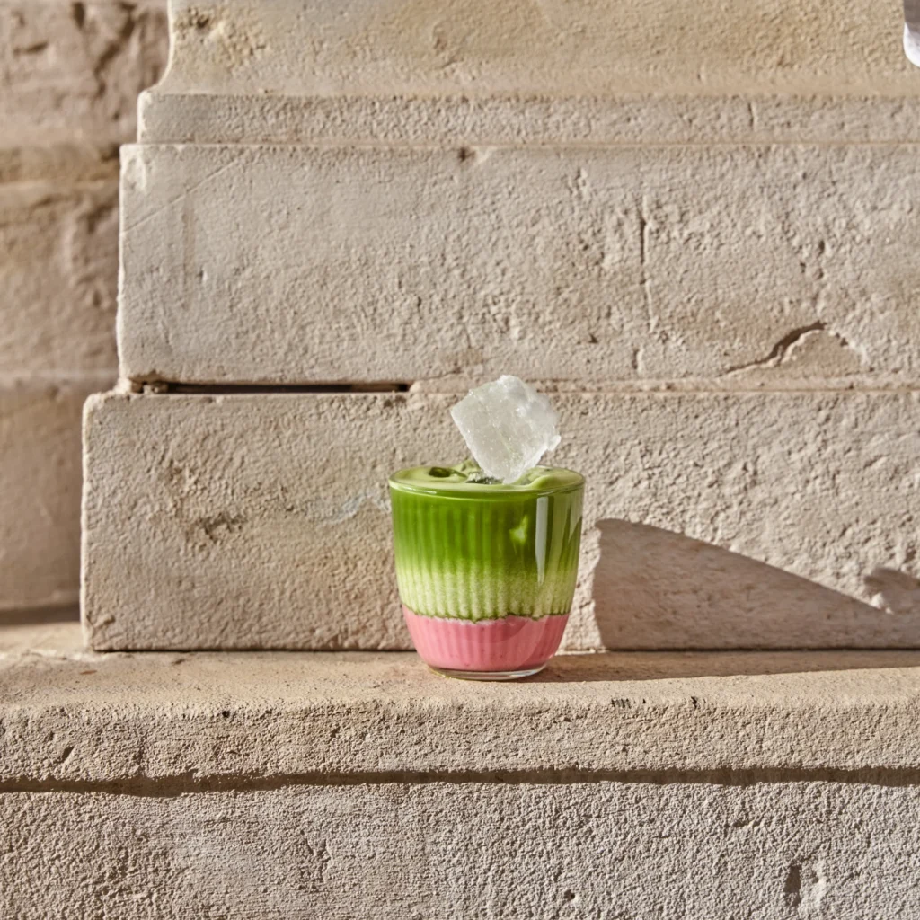 Malinowa ice matcha latte