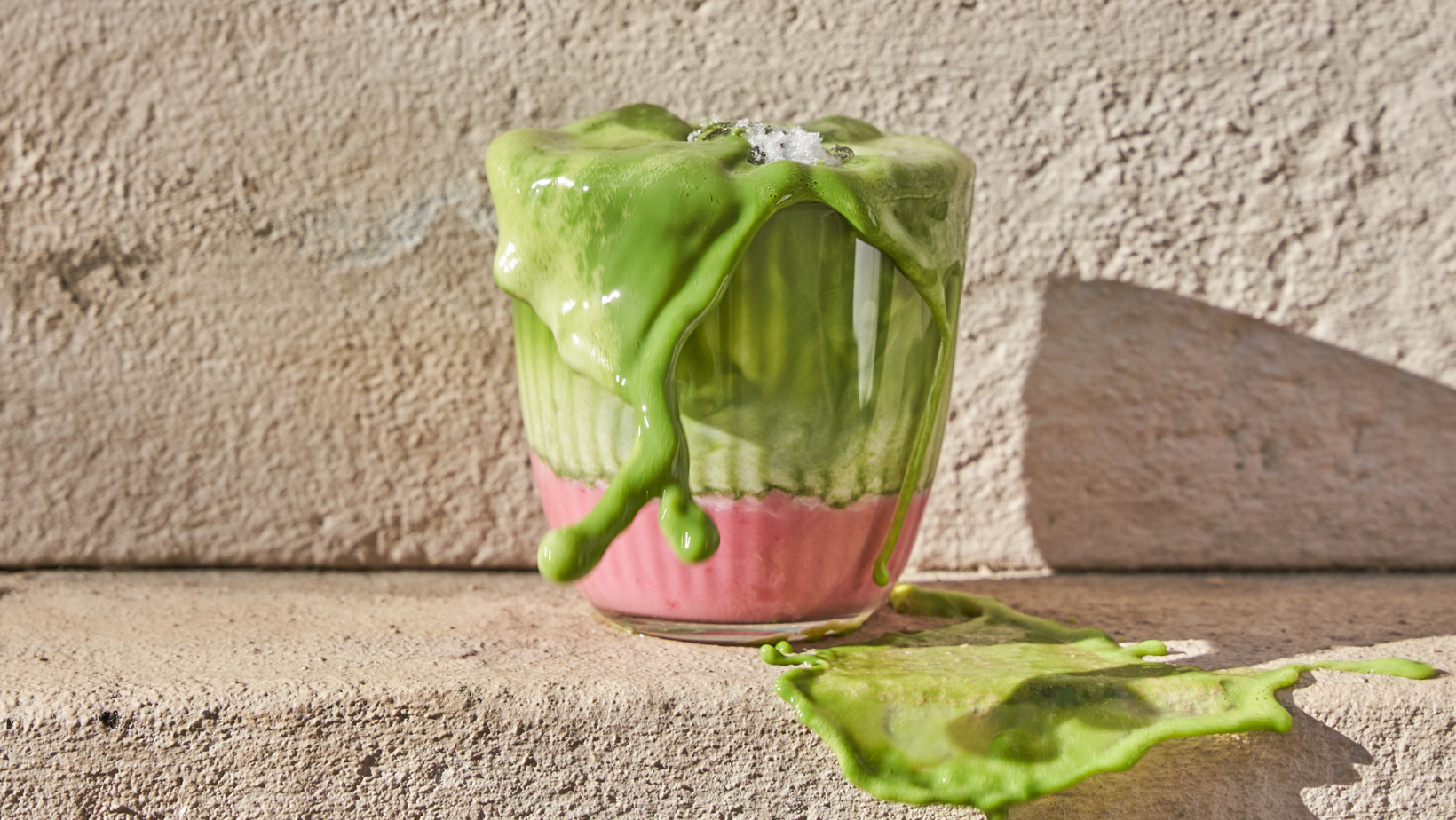 Malinowa ice matcha latte