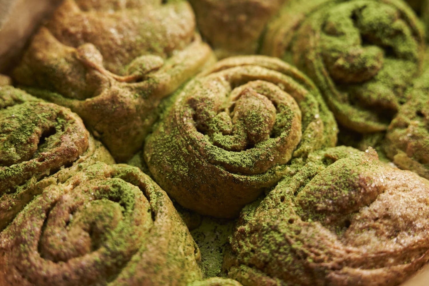 Wegańskie, drożdżowe cynamonki z matchą