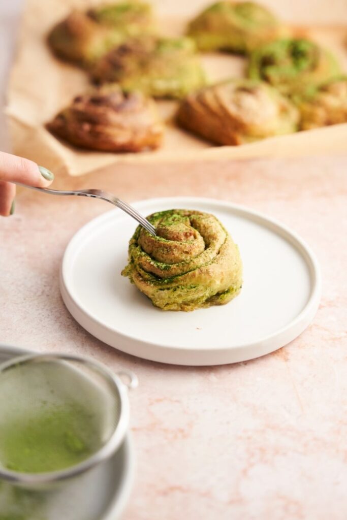 Wegańskie, drożdżowe cynamonki z matchą