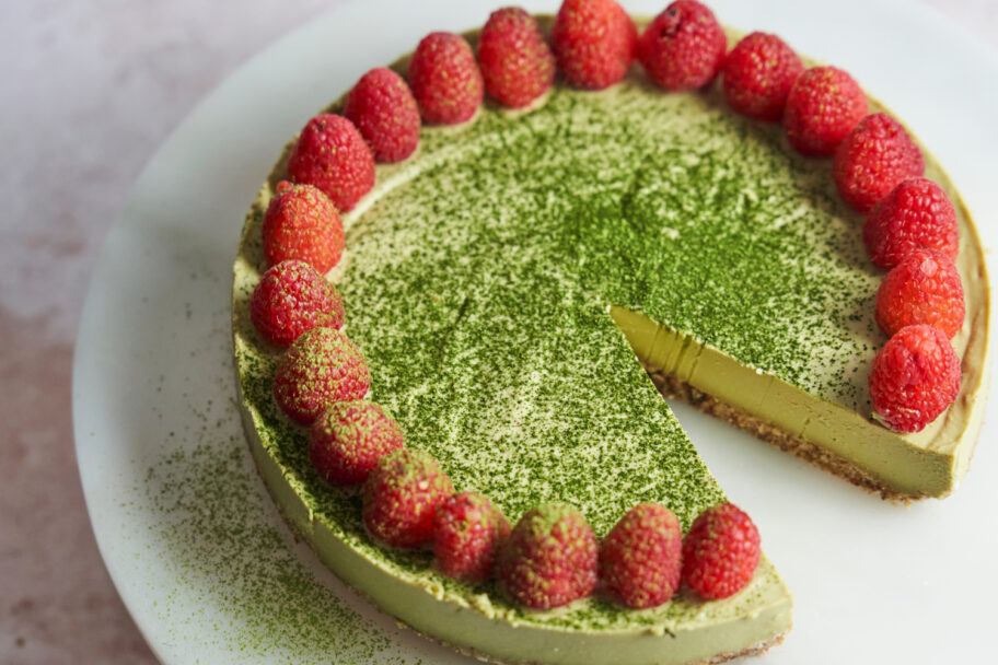 Wegański sernik z matchą bez pieczenia