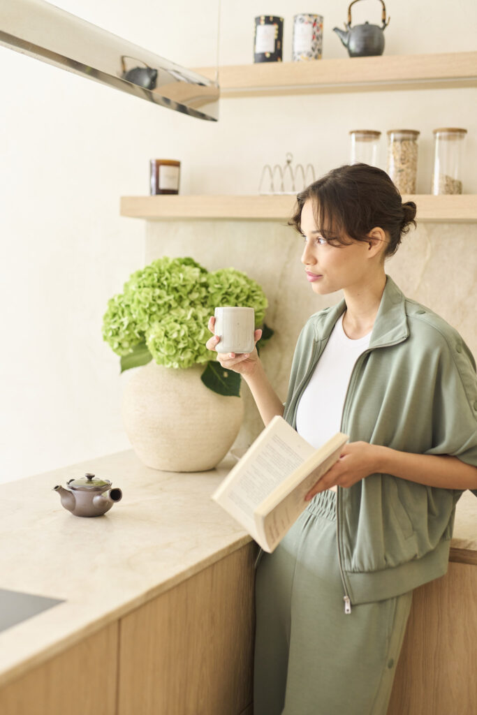 Zielona herbata na noc - czy można ją pić przed snem?