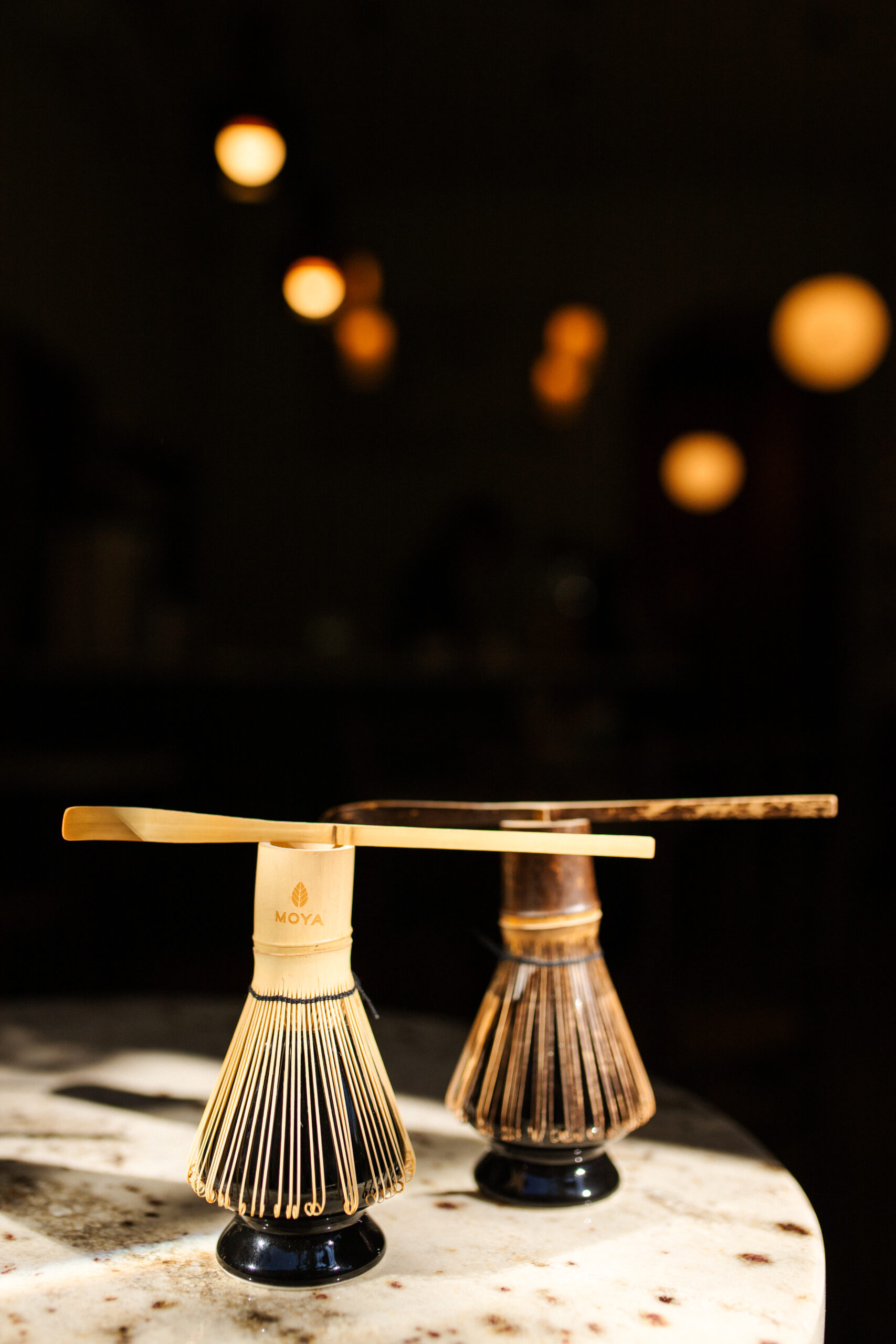 Chashaku - łyżeczka do matchy, Chasen - bambusowa miotełka do matchy z ciemnego bambusa